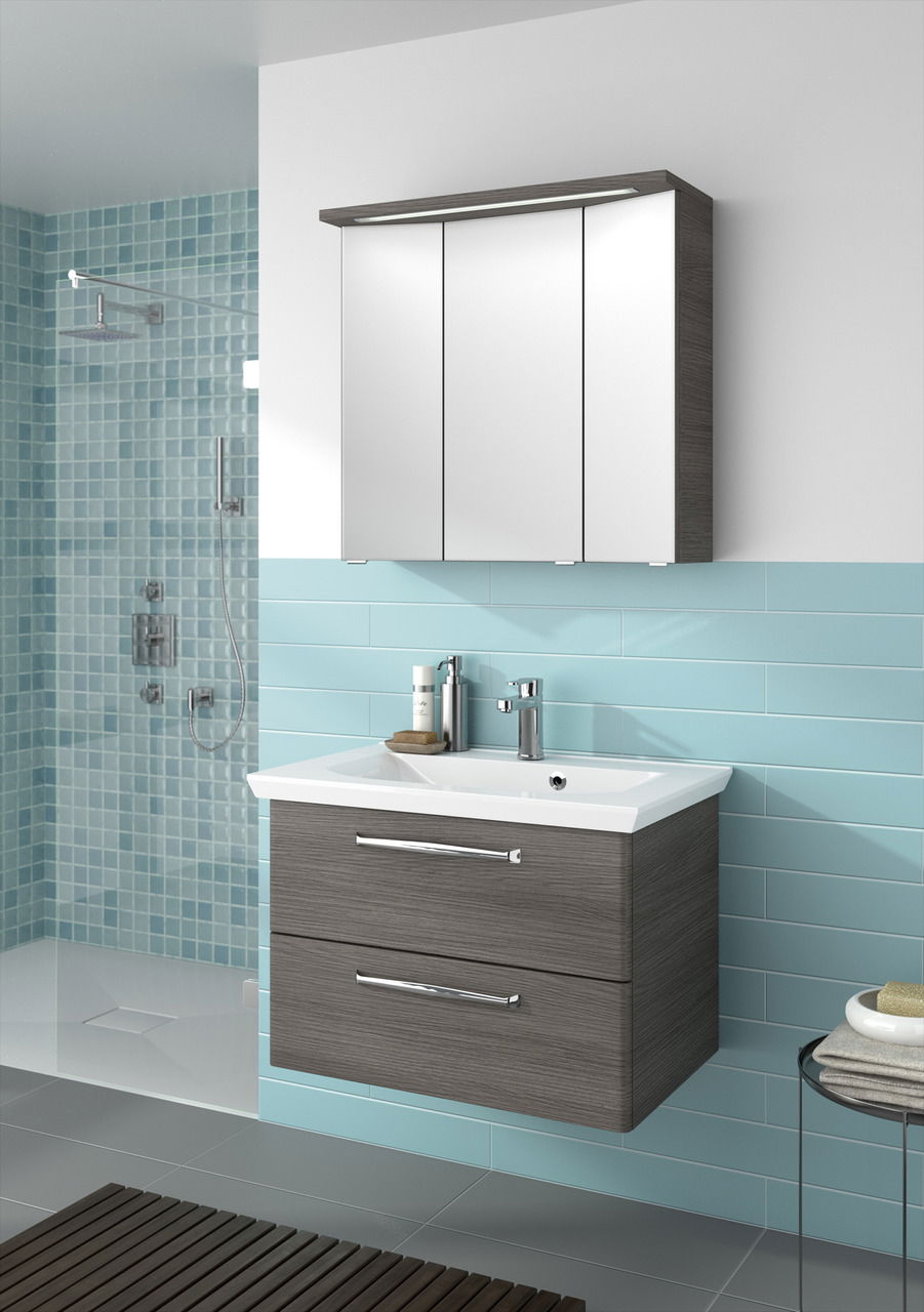 Moderner Badblock mit Spiegelschrank und Waschbecken aus der Frontalperspektive, umgeben von blauen Fliesen.