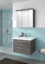 Moderner Badblock mit Spiegelschrank und Waschbecken aus der Frontalperspektive, umgeben von blauen Fliesen.