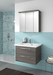 Moderner Badblock mit Spiegelschrank und Waschbecken aus der Frontalperspektive, umgeben von blauen Fliesen.