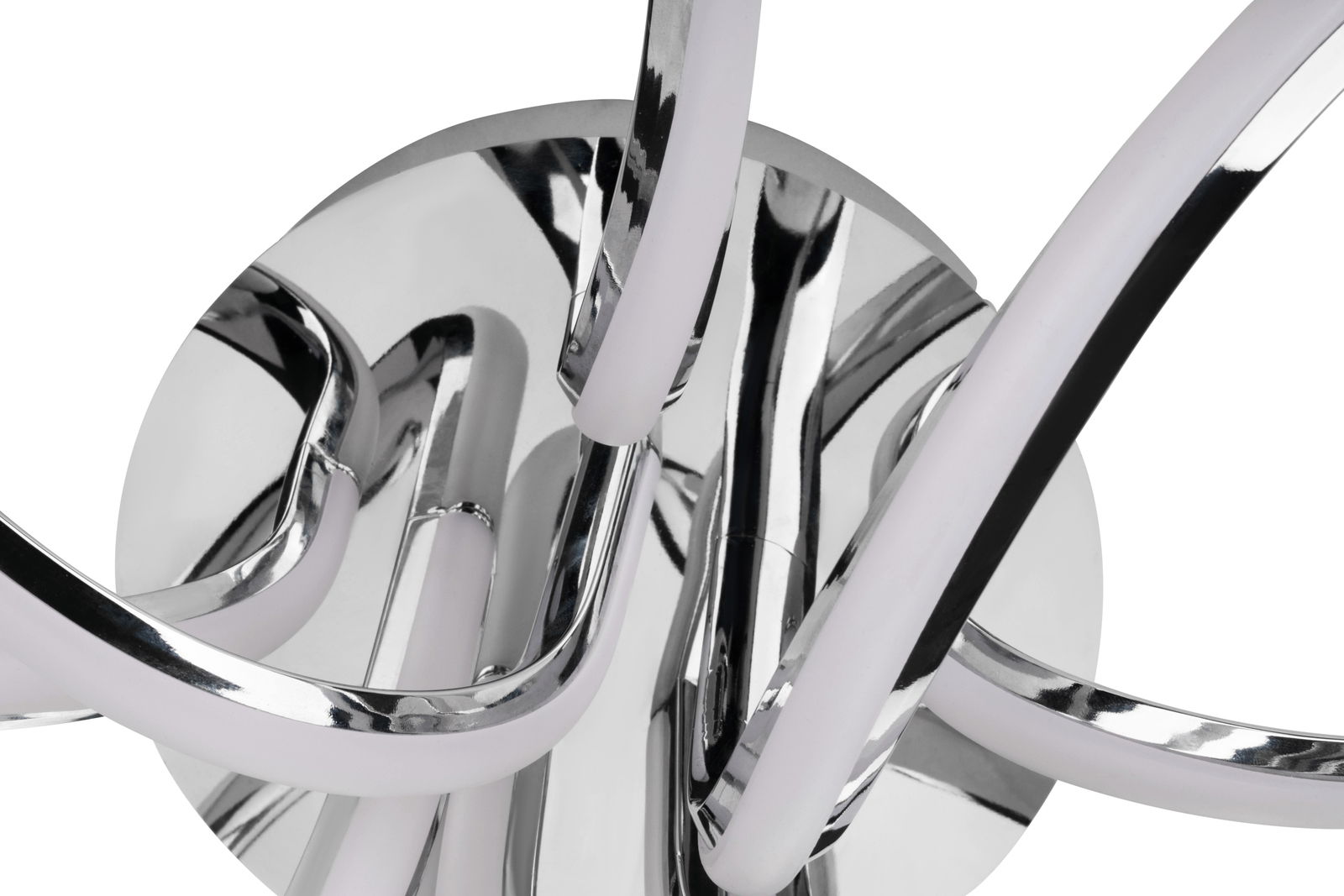 Nahaufnahme einer modernen LED-Deckenleuchte mit geschwungenen, verchromten Elementen aus der Vogelperspektive.