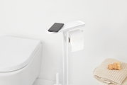 Moderner Toiletten-Butler in Weiß mit Ablage für Smartphone, seitlicher Perspektive.
