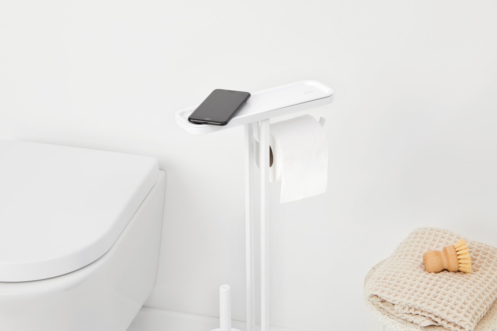 Moderner Toiletten-Butler in Weiß mit Ablage für Smartphone, seitlicher Perspektive.