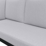 Nahaufnahme eines hellgrauen Stoffsofas mit Sitz- und Rückenkissen, schräg von vorne links fotografiert