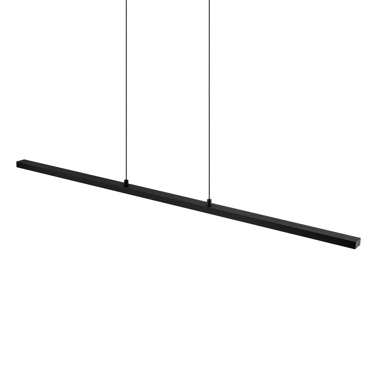 Zwarte, minimalistische, lineaire hanglamp in staafvorm, opgehangen aan twee kabels, in schuin zijaanzicht tegen een witte achtergrond