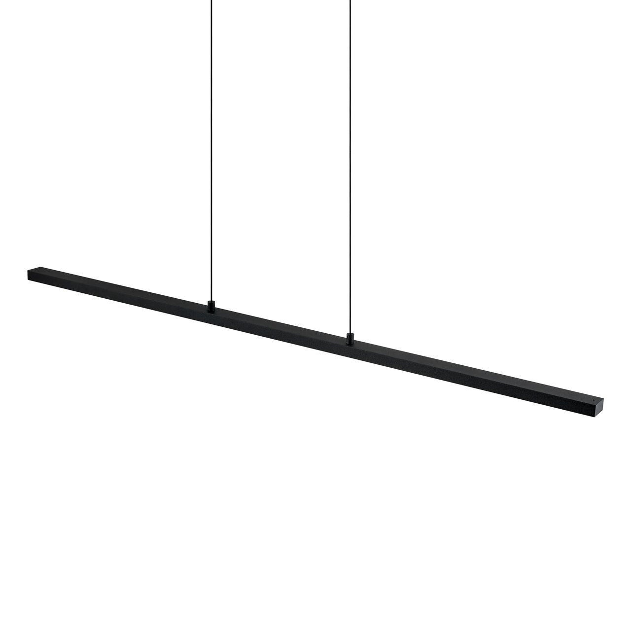 Zwarte, minimalistische, lineaire hanglamp in staafvorm, opgehangen aan twee kabels, in schuin zijaanzicht tegen een witte achtergrond