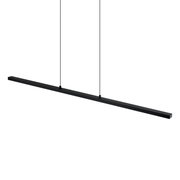 Zwarte, minimalistische, lineaire hanglamp in staafvorm, opgehangen aan twee kabels, in schuin zijaanzicht tegen een witte achtergrond