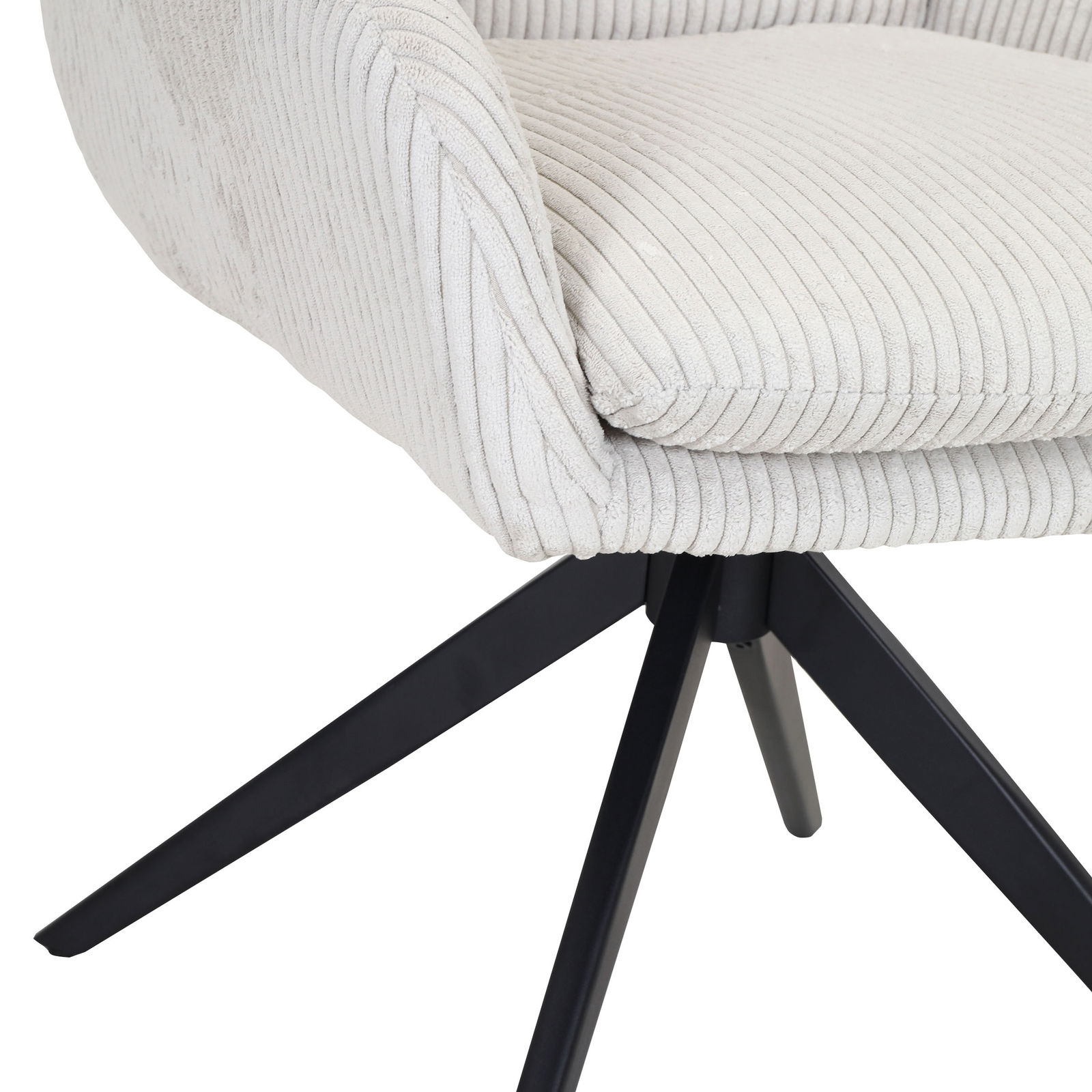 Nahaufnahme eines Armlehnstuhls mit hellgrauem, geripptem Stoffbezug und schwarzen Metallbeinen, seitliche Perspektive.