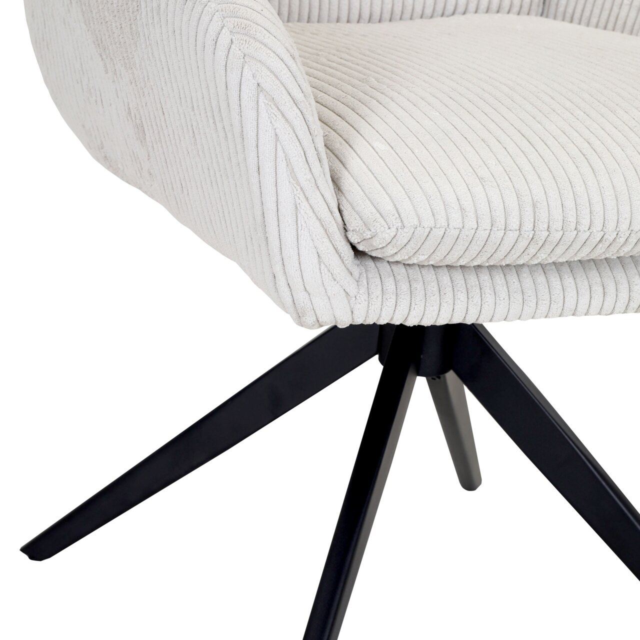 Nahaufnahme eines Armlehnstuhls mit hellgrauem, geripptem Stoffbezug und schwarzen Metallbeinen, seitliche Perspektive.