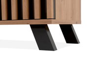 Nahaufnahme einer Vitrine mit Holzlamellen und schrägen schwarzen Metallbeinen, seitliche Perspektive.