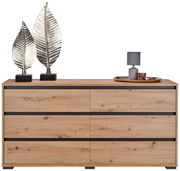 Frontale Ansicht eines XL-Sideboards aus Holz mit sechs Schubladen, dekoriert mit zwei silbernen Blatt-Skulpturen und einer Lampe auf einem Tablett.