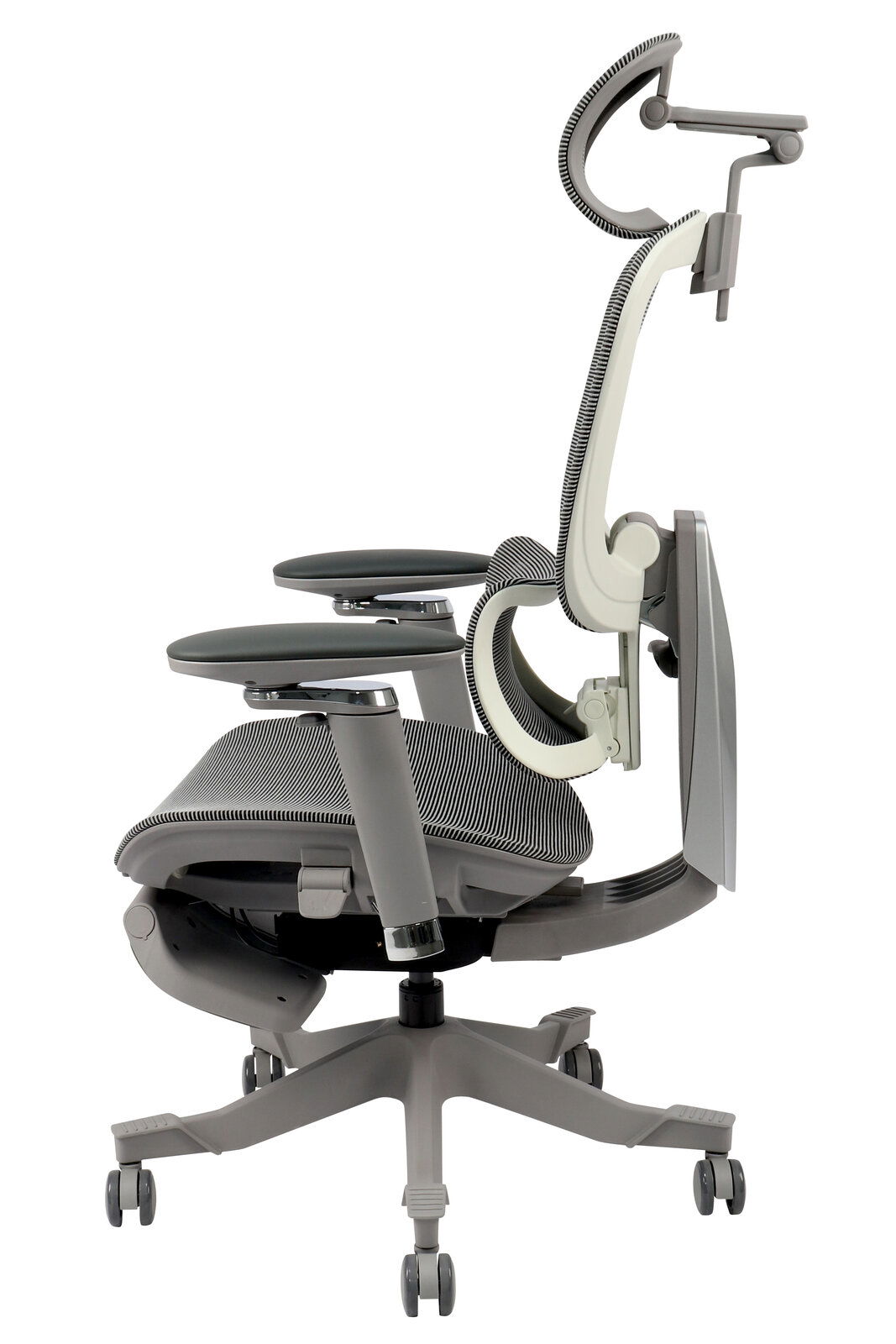 Moderner ergonomischer Drehstuhl in Seitenansicht mit verstellbarer Kopfstütze und Armlehnen.