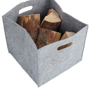 Grauer Filz-Aufbewahrungskorb mit Holzscheiten, seitliche Perspektive