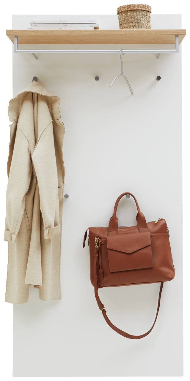 Garderobenpaneel mit Holzablage, Kleiderhaken und Hängemöglichkeiten, frontal fotografiert. Ein Mantel und eine braune Tasche sind aufgehängt, oben steht ein Korb.