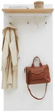 Garderobenpaneel mit Holzablage, Kleiderhaken und Hängemöglichkeiten, frontal fotografiert. Ein Mantel und eine braune Tasche sind aufgehängt, oben steht ein Korb.