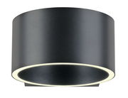 Moderne, zylindrische Wandleuchte in Schwarz mit seitlicher Perspektive, die ein sanftes, diffuses Licht ausstrahlt.