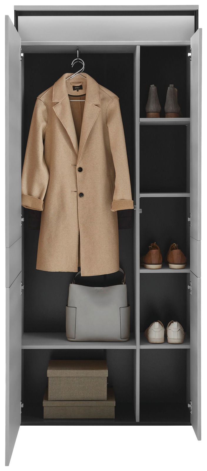 Offener XL-Garderobenschrank mit beiger Jacke, Schuhen und Taschen, frontal betrachtet.