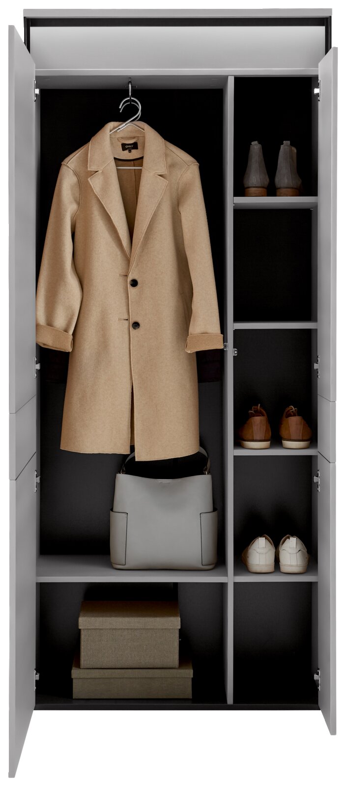 Offener XL-Garderobenschrank mit beiger Jacke, Schuhen und Taschen, frontal betrachtet.