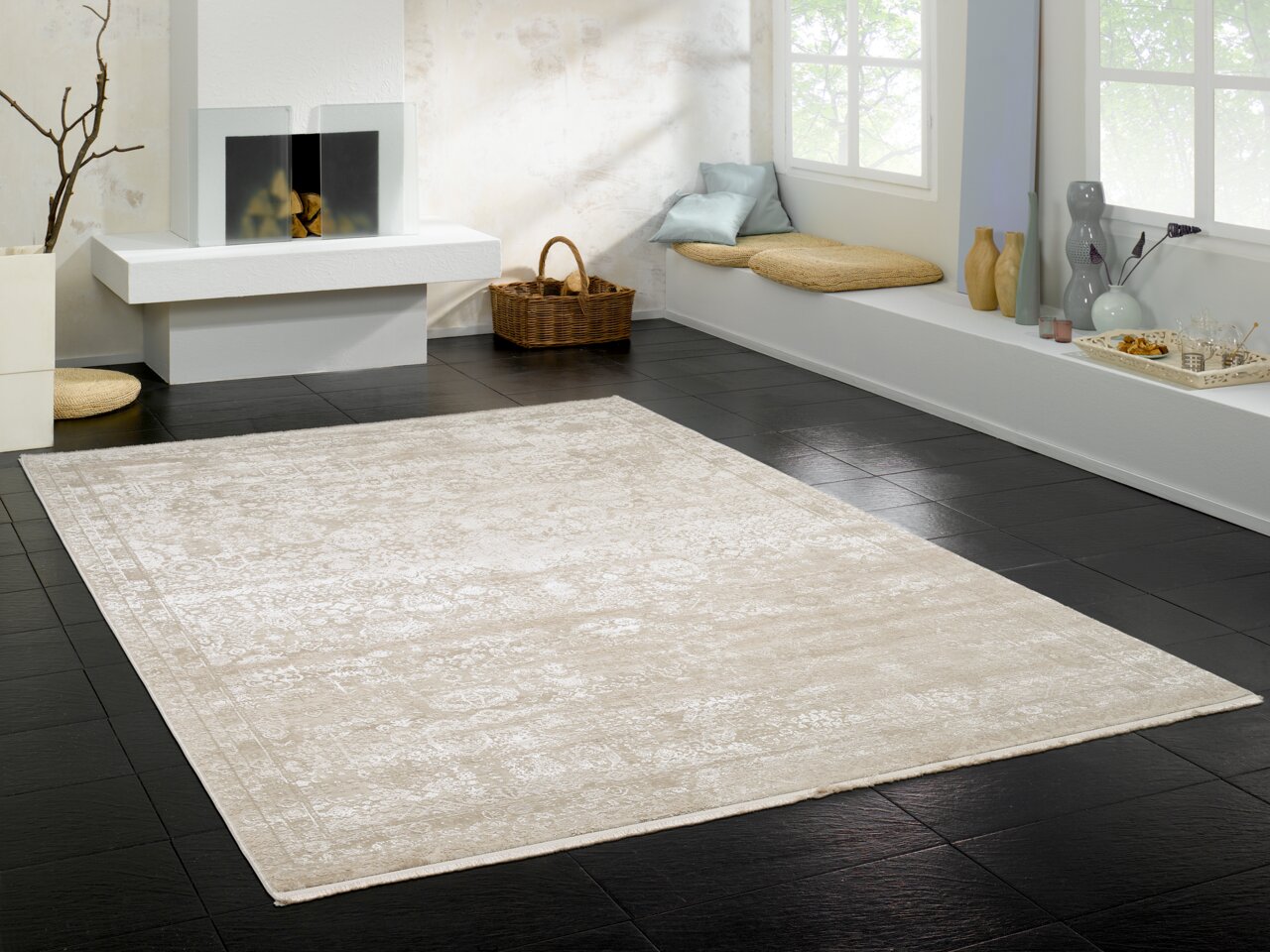 Designer Teppich in einem modernen Wohnzimmer mit Kamin, aus der Perspektive von oben links fotografiert.