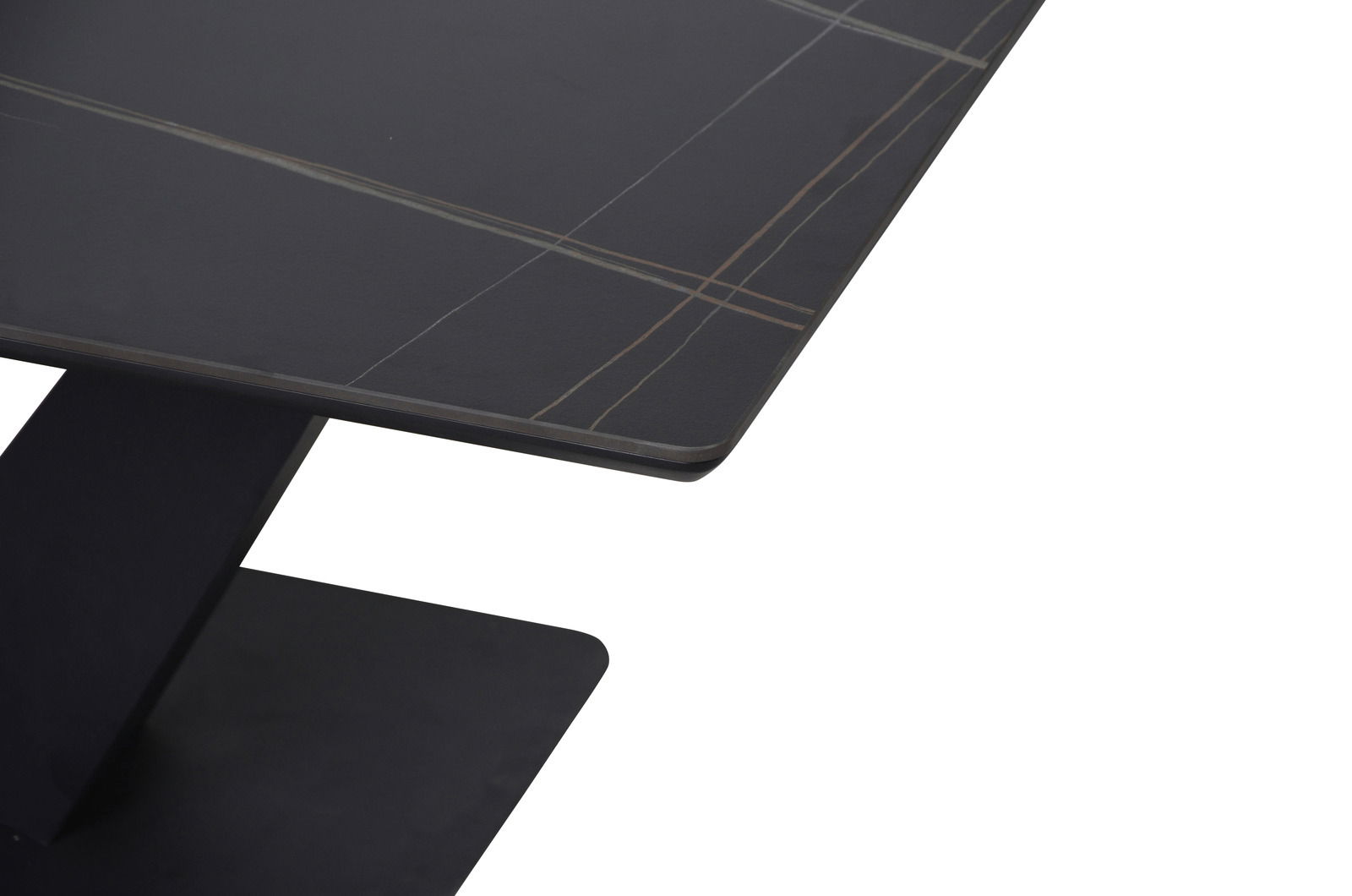 Moderner Couchtisch mit dunkler Tischplatte und feinen Linien, aus der Vogelperspektive fotografiert.