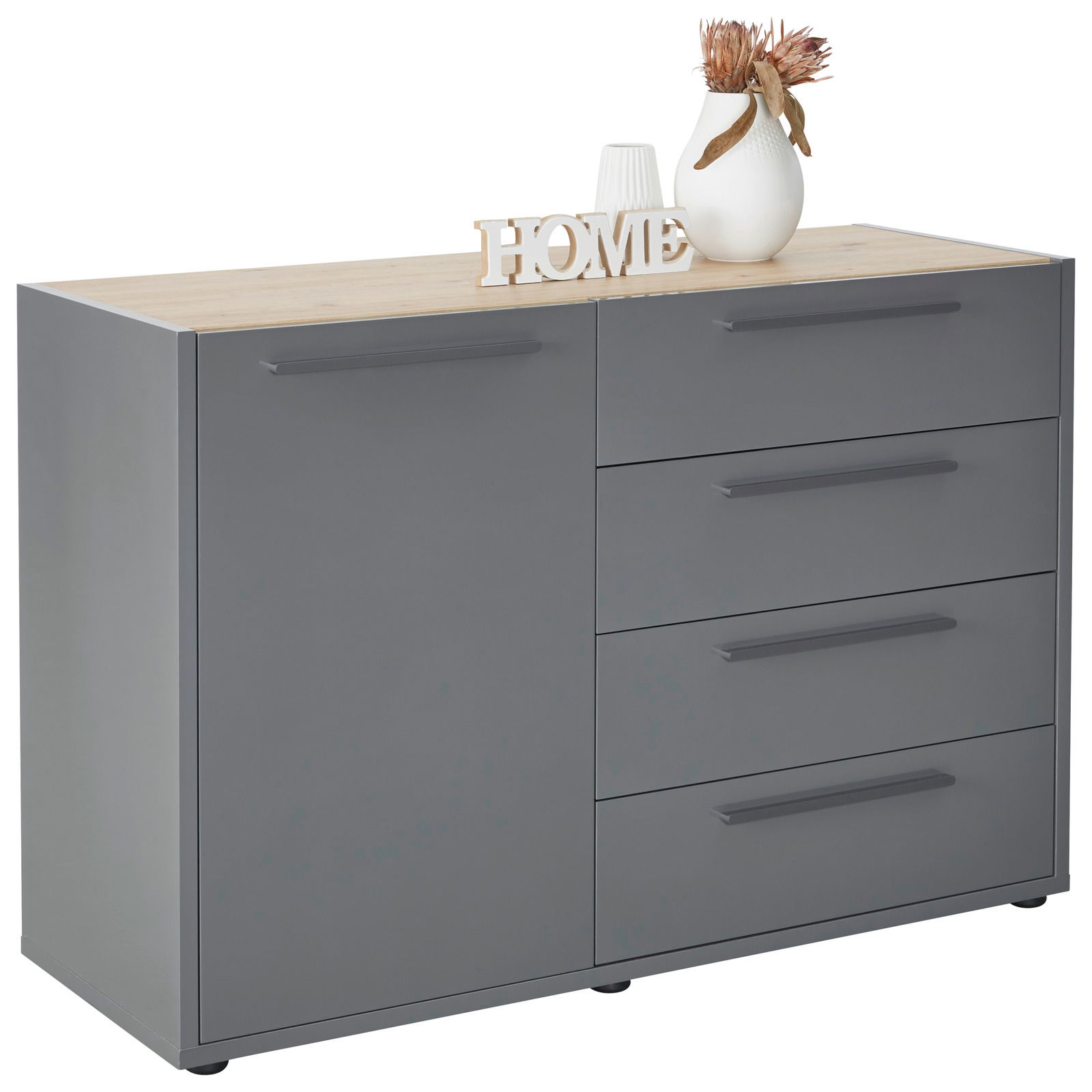 Graue Kommode mit vier Schubladen und einer Tür, dekoriert mit einer Vase und einem 'HOME'-Schriftzug, seitliche Perspektive