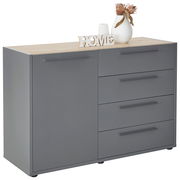 Graue Kommode mit vier Schubladen und einer Tür, dekoriert mit einer Vase und einem 'HOME'-Schriftzug, seitliche Perspektive
