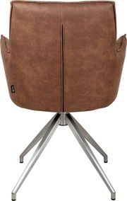 Rückansicht eines braunen, gepolsterten Drehstuhls mit Armlehnen in Lederoptik und silbernem Metall-Fußkreuz vor weißem Hintergrund