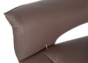 Close-up van een bruine leren fauteuil, met de nadruk op de armleuning en de stiksels, gezien vanaf de zijkant.