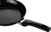 Nahaufnahme einer BALLARINI Bratpfanne VIPITENO CERAMIC mit schwarzer, gesprenkelter Keramikbeschichtung und ergonomischem Griff, seitliche Perspektive.