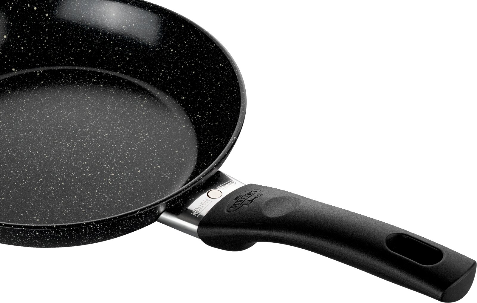 Nahaufnahme einer BALLARINI Bratpfanne VIPITENO CERAMIC mit schwarzer, gesprenkelter Keramikbeschichtung und ergonomischem Griff, seitliche Perspektive.