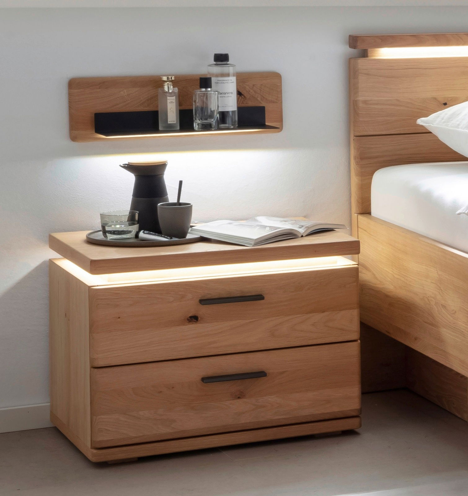 Linea Natura Wandboard BARCELONA Wandboard aus Holz mit schwarzem Regal, dekoriert mit Flaschen und Gläsern, in einem modernen Schlafzimmer. Perspektive von vorne.