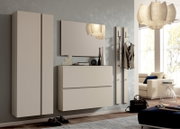 Modernes Garderobenset in Beige mit Spiegel, Schuhschrank und Kleiderhaken, seitliche Perspektive