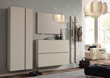 Modernes Garderobenset in Beige mit Spiegel, Schuhschrank und Kleiderhaken, seitliche Perspektive