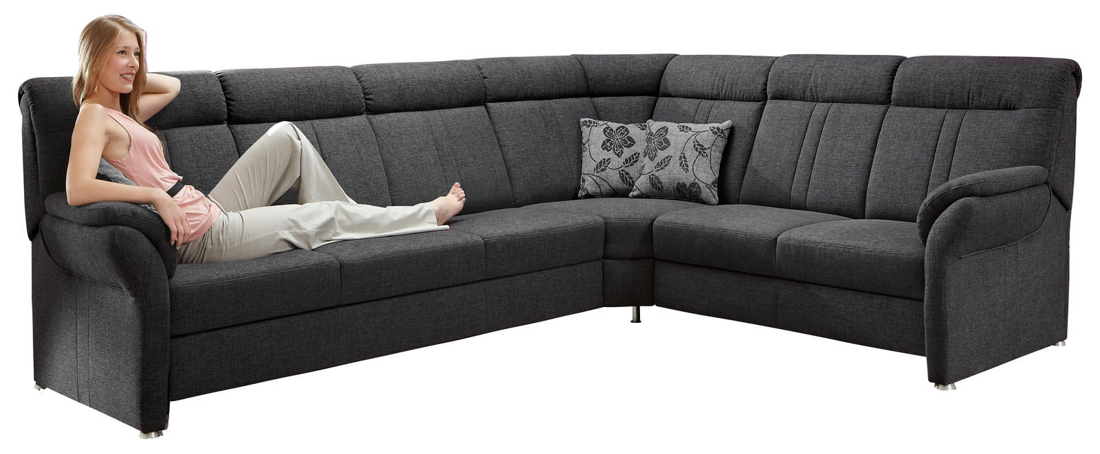 Dunkelgraue Polsterrundecke mit einer Person, die entspannt darauf liegt, seitliche Perspektive.