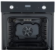 Frontansicht eines modernen schwarzen Backofens mit offenem Innenraum und Bedienelementen oben.