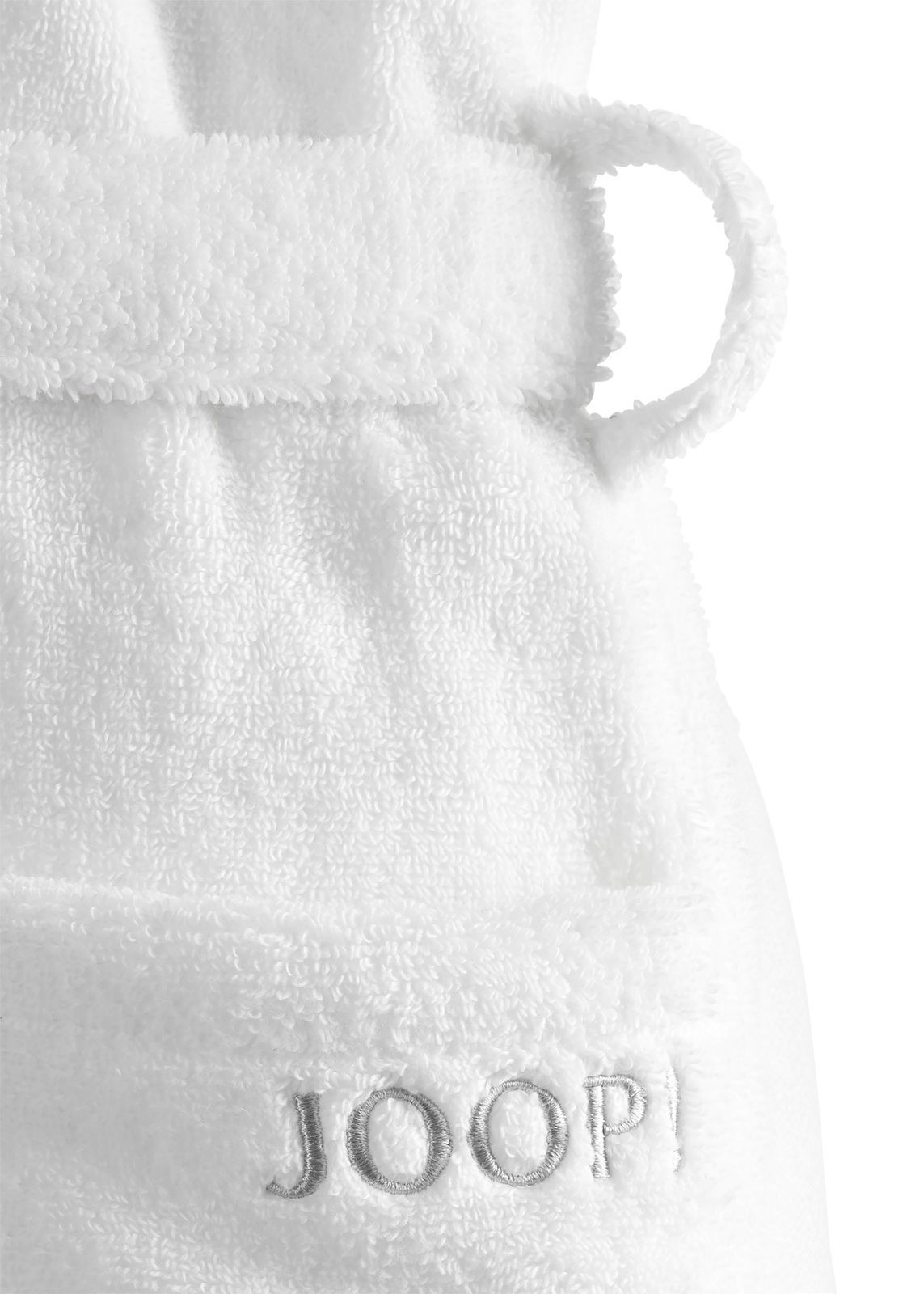 Nahaufnahme eines weißen Bademantels mit Schalkragen und aufgesticktem Logo 'JOOP!'