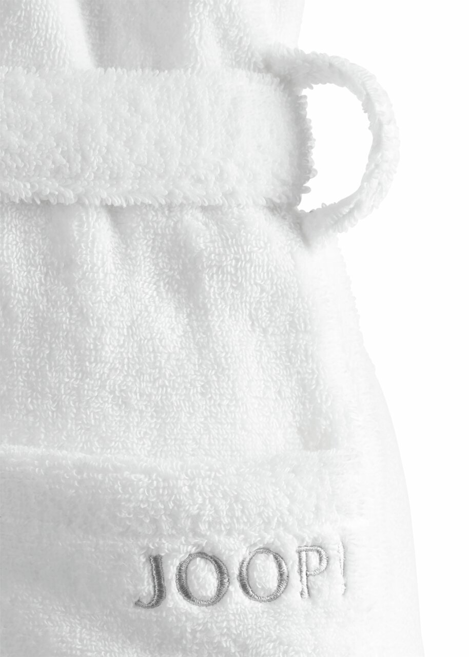 Nahaufnahme eines weißen Bademantels mit Schalkragen und aufgesticktem Logo 'JOOP!'