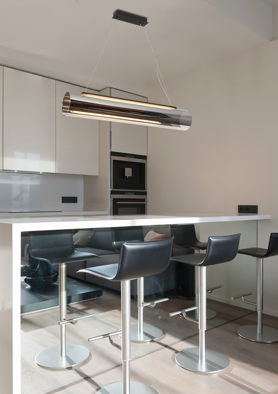 Moderne LED-Hängeleuchte in zylindrischer Form über einer Kücheninsel, seitliche Perspektive.