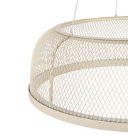 Nahaufnahme einer cremefarbenen LED-Hängeleuchte mit einem Gitterdesign, seitliche Perspektive