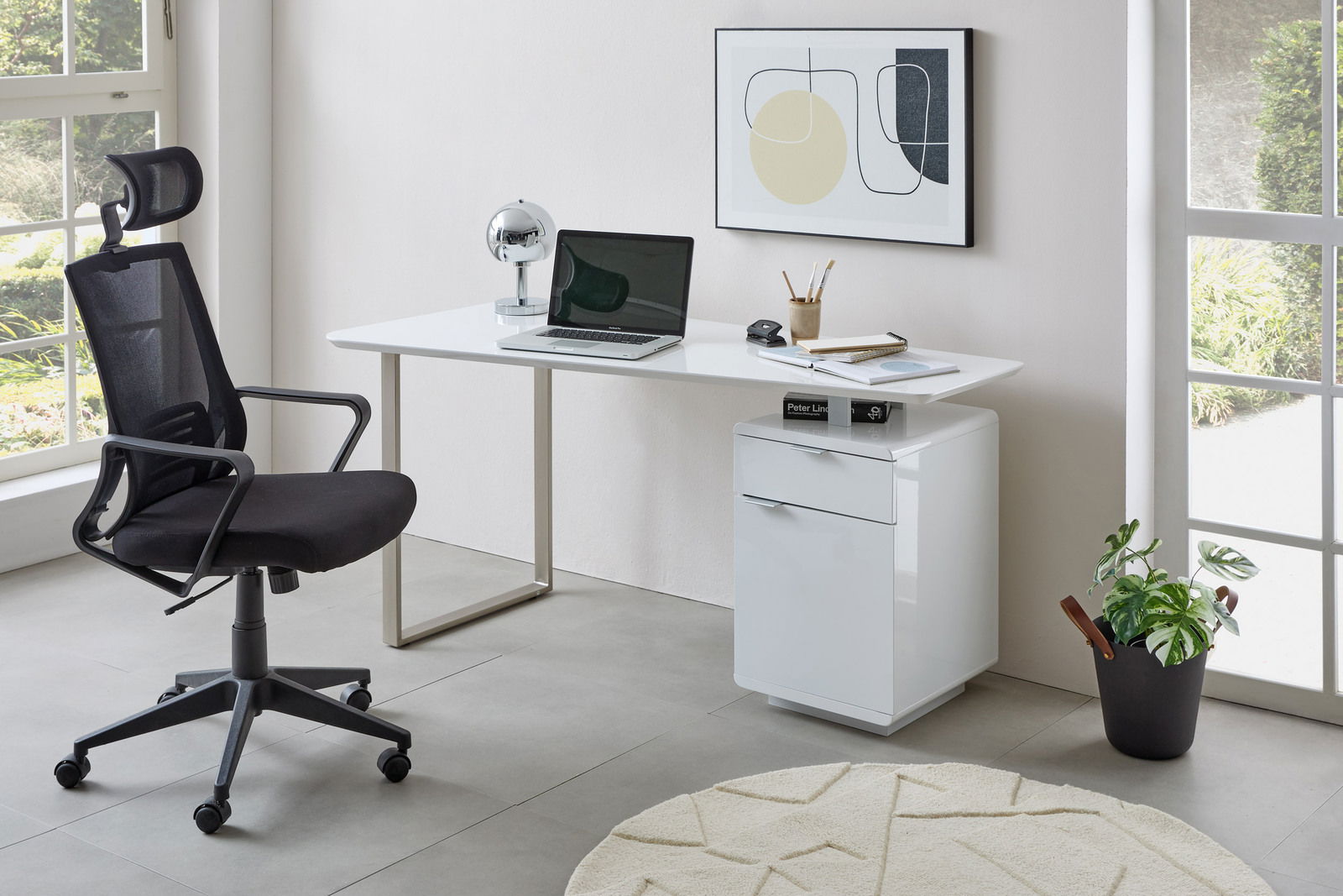 Moderner Schreibtisch in einem hellen Raum, mit einem schwarzen Bürostuhl, einem Laptop und einer Schreibtischlampe. Perspektive von vorne.