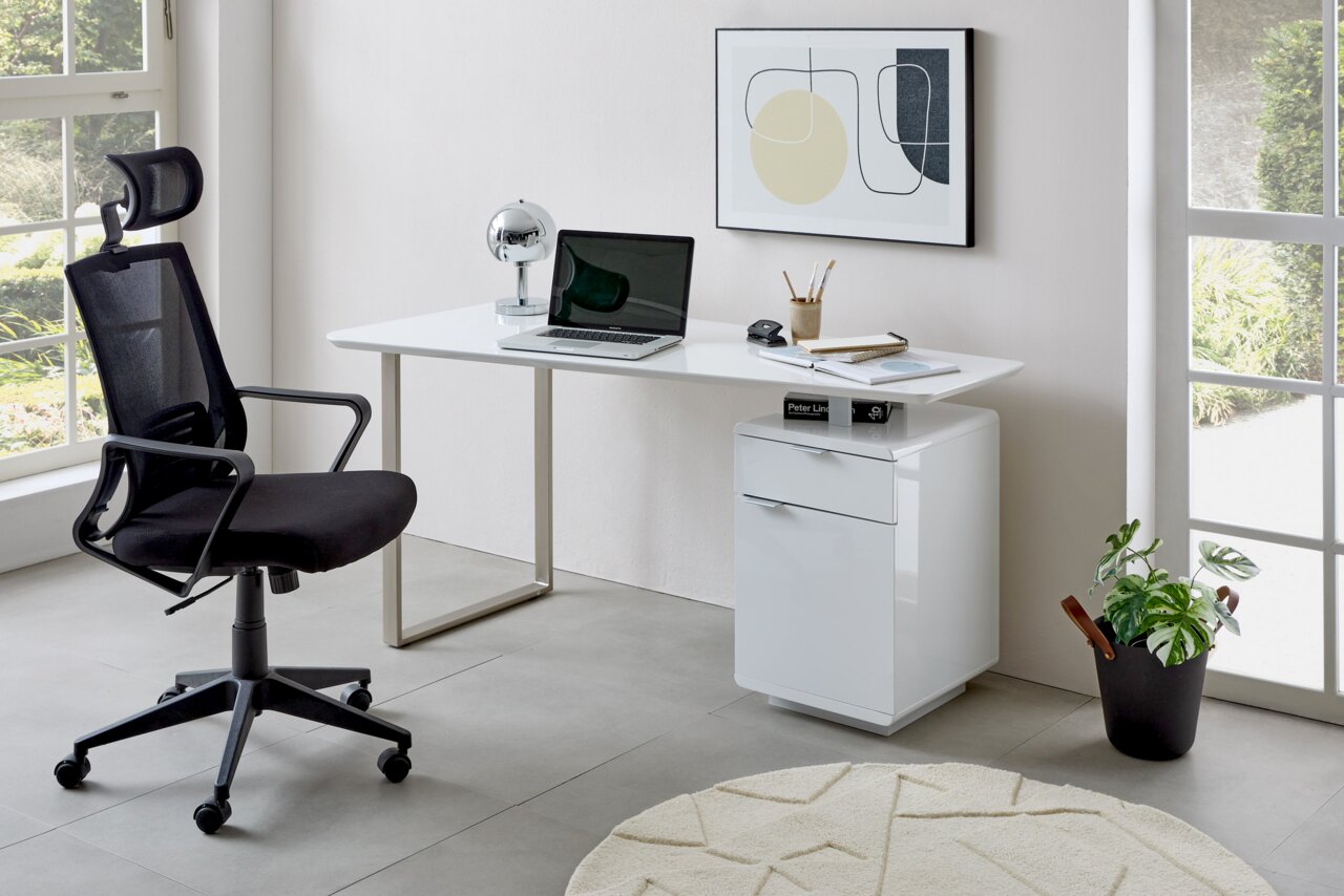 Moderner Schreibtisch in einem hellen Raum, mit einem schwarzen Bürostuhl, einem Laptop und einer Schreibtischlampe. Perspektive von vorne.