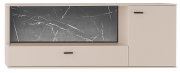 Modernes TV-Lowboard in Beige mit schwarzer Marmoroptik-Rückwand, großer Schublade und rechter Schranktür mit schwarzen Griffen, Frontansicht