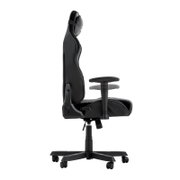 Zijaanzicht van een zwarte gamingstoel met verstelbare armleuningen en een ergonomisch ontwerp.