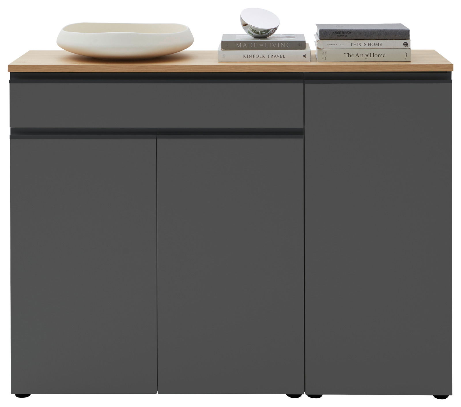Frontale Ansicht der Kombi-Kommode LENDINA von Dieter Knoll in dunklem Grau mit Holzplatte, dekoriert mit Büchern und einer Schale.