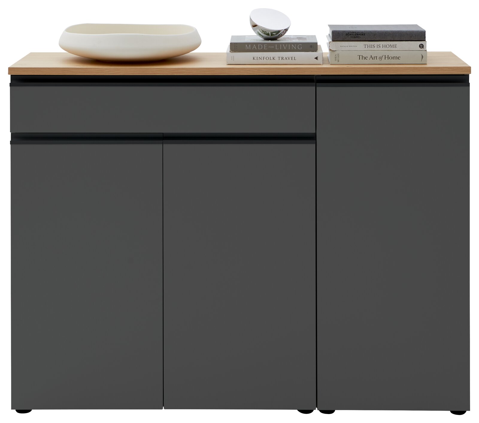 Frontale Ansicht der Kombi-Kommode LENDINA von Dieter Knoll in dunklem Grau mit Holzplatte, dekoriert mit Büchern und einer Schale.
