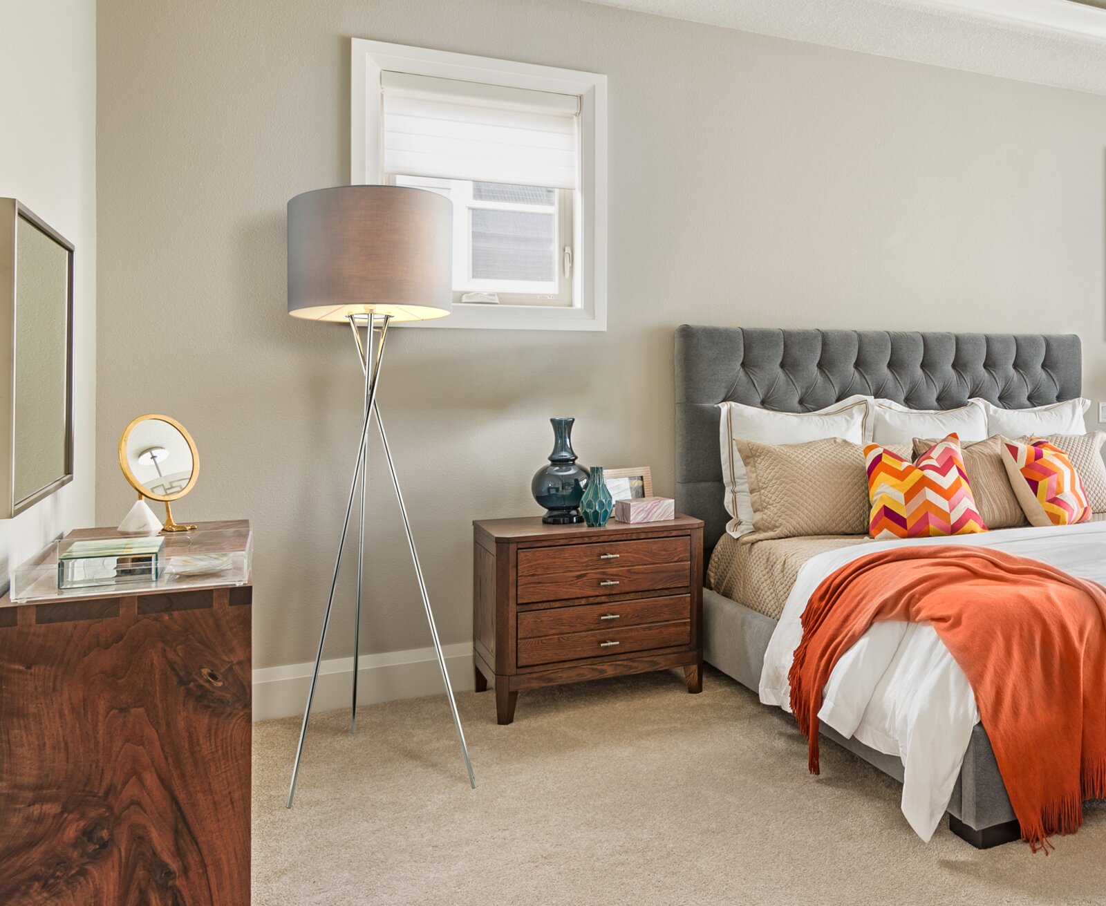 Globo Lighting Stehleuchte GUSTAV Moderne Stehleuchte mit dreibeinigem Metallgestell und großem, rundem Lampenschirm in einem stilvoll eingerichteten Schlafzimmer, seitliche Perspektive.