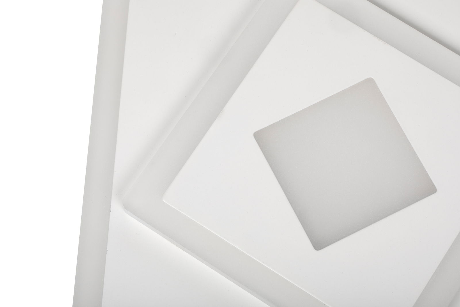 Nahaufnahme einer modernen LED-Deckenleuchte mit geometrischem Design in Weiß.