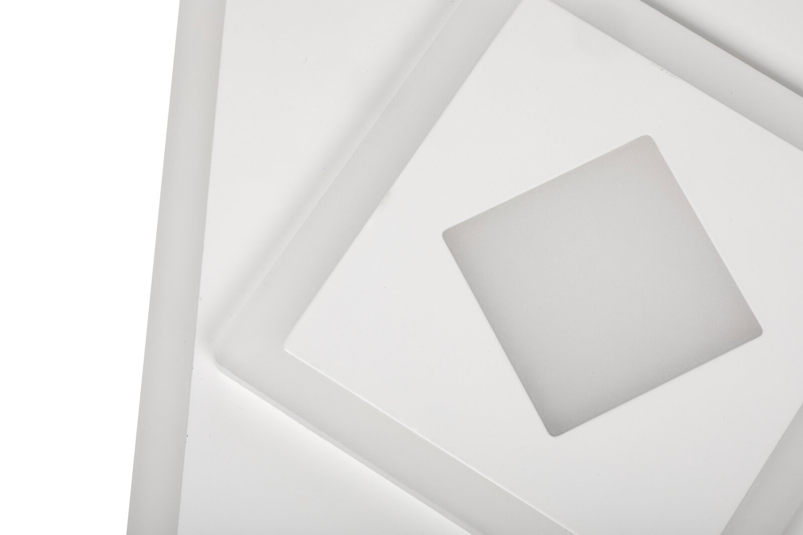 Nahaufnahme einer modernen LED-Deckenleuchte mit geometrischem Design in Weiß.