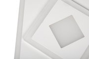 Nahaufnahme einer modernen LED-Deckenleuchte mit geometrischem Design in Weiß.