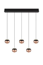 Moderne Pendelleuchte Orbit mit fünf kugelförmigen Lampen, hängend an dünnen Kabeln von einer rechteckigen Deckenhalterung, seitliche Perspektive.