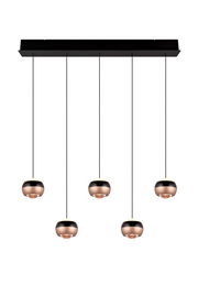 Moderne Pendelleuchte Orbit mit fünf kugelförmigen Lampen, hängend an dünnen Kabeln von einer rechteckigen Deckenhalterung, seitliche Perspektive.